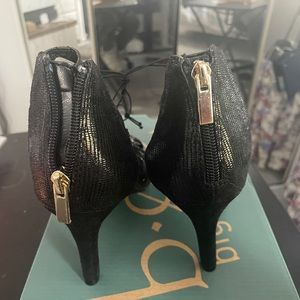 New Black pair of heels size 7 .Perfect shape